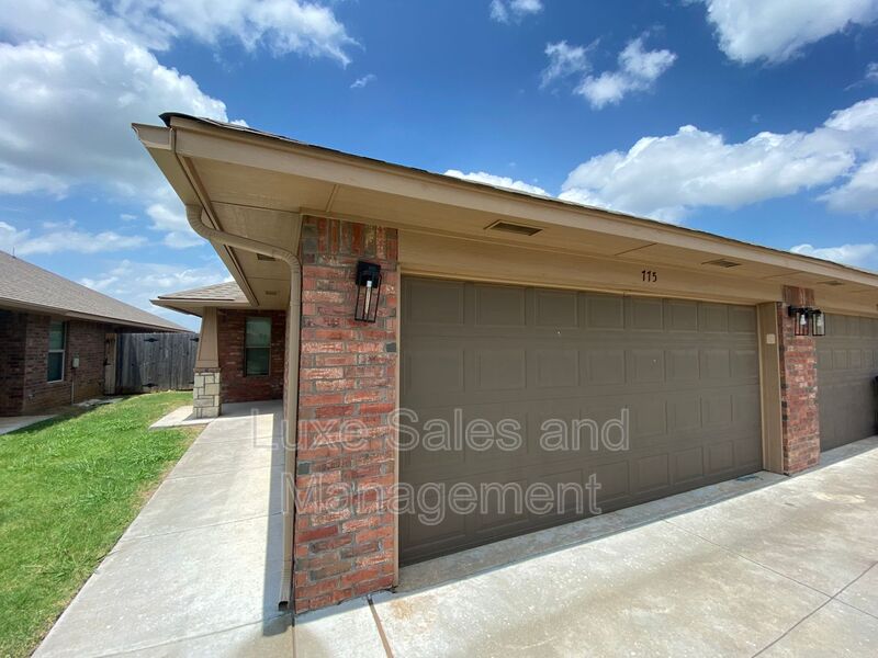 Moore House: 775 SW 13th St