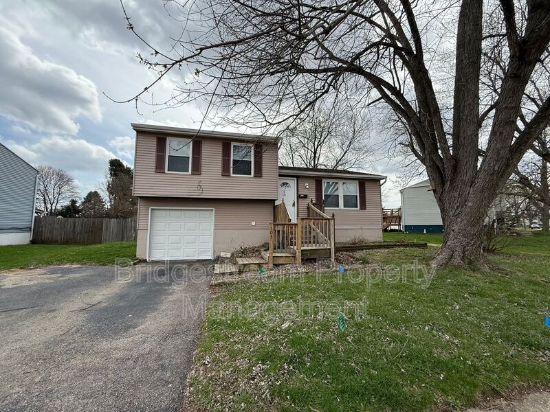 Englewood House: 105 Woodard Dr.