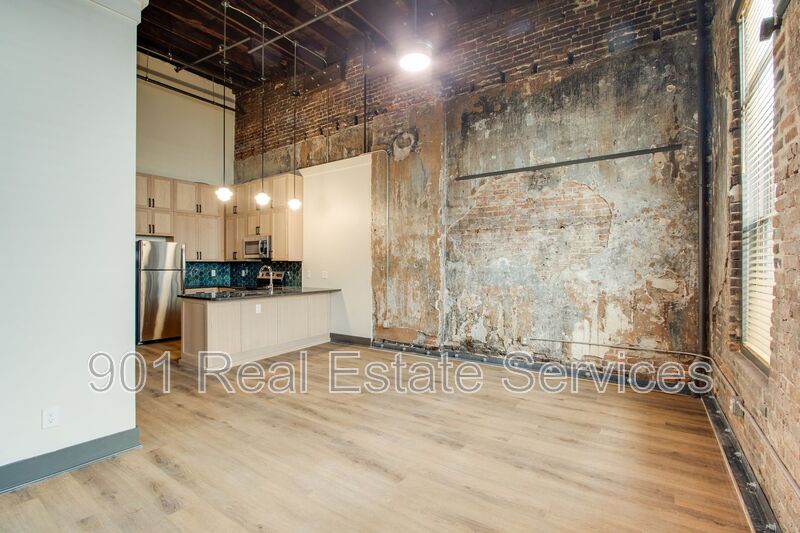 Memphis Apartment: 124 Monroe Avenue,