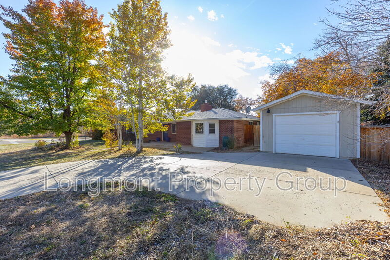 Longmont House: 305 Cottonwood Ct