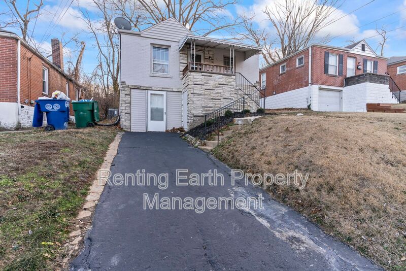 Saint Louis House: 7138 Garesche Ave