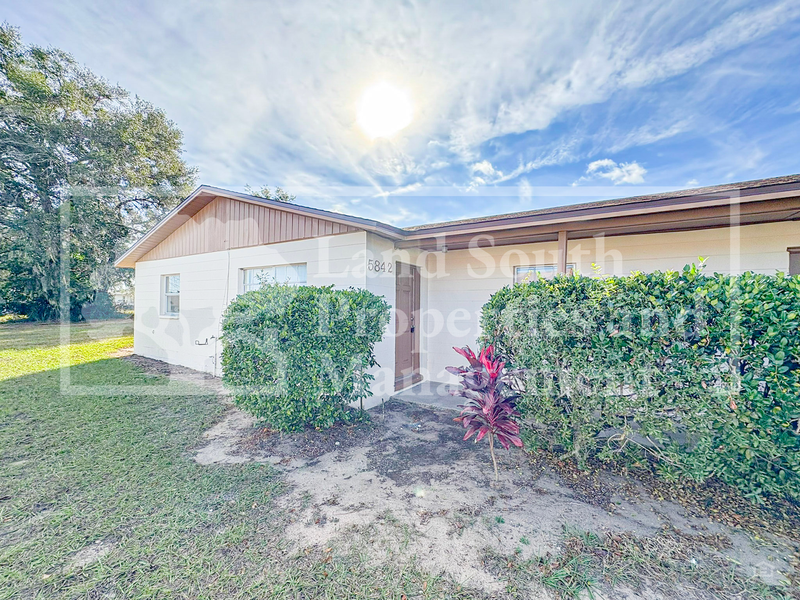 Lakeland House: 5842 Charlton Drive