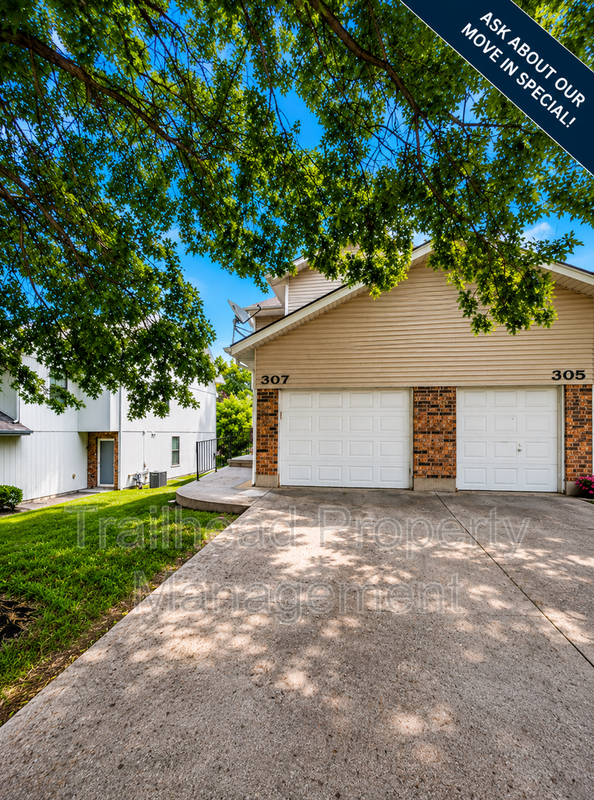 Lees Summit House: 307 NE Timbercreek Drive