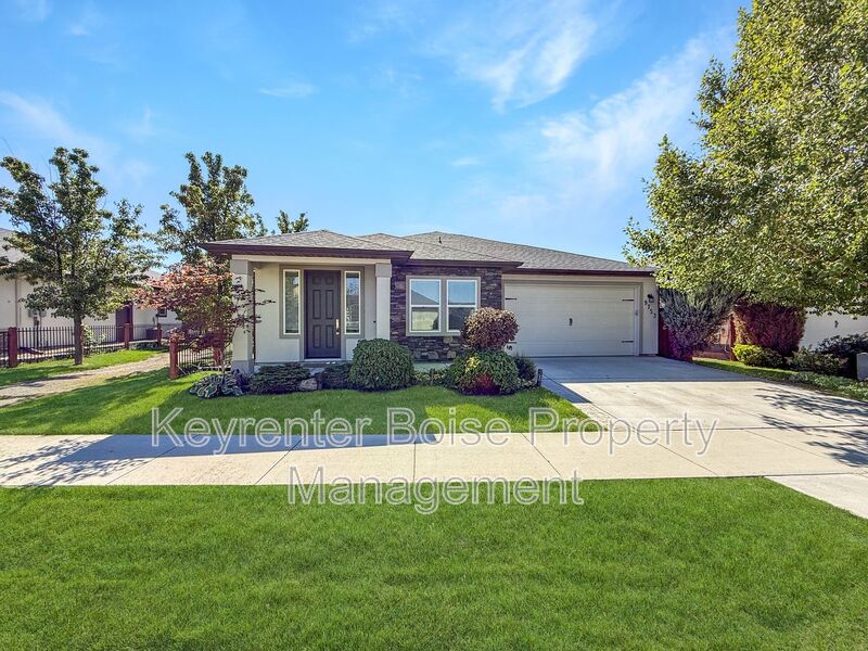 Star House: 9753 W Wildbranch Dr