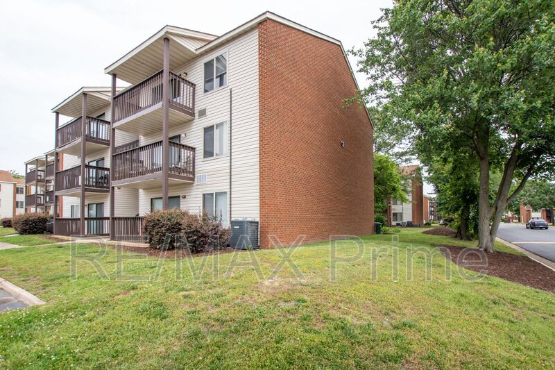 Hampton Condo: 143 Davenport Ct