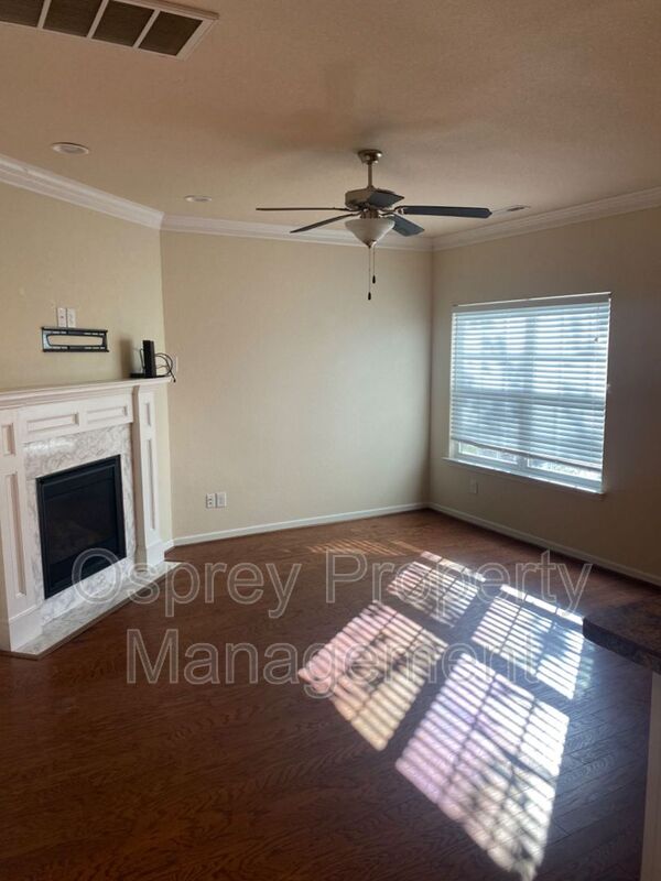 ADORABLE 3 BED/ 2.5 BATH WITH OPEN CONCEPT KITCHEN RENT SPECIAL HALF OFF IF MOVE IN BY 12/15 - Photo 10