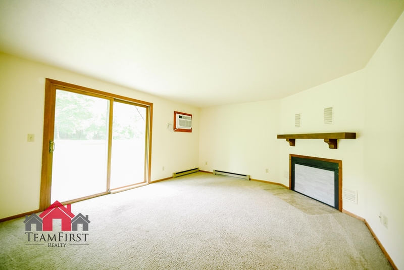 De Pere Condo: 488 South Good Hope Road - 2