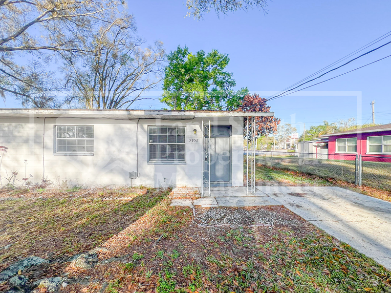 Lakeland House: 5852 Olender Drive