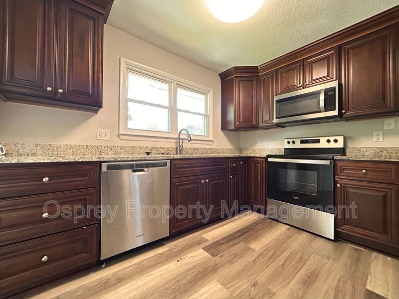 Spacious & Updated 4-Bedroom Gem in the Heart of Chesapeake! – ASK ABOUT OUR ZERO DEPOSIT! - Photo 8