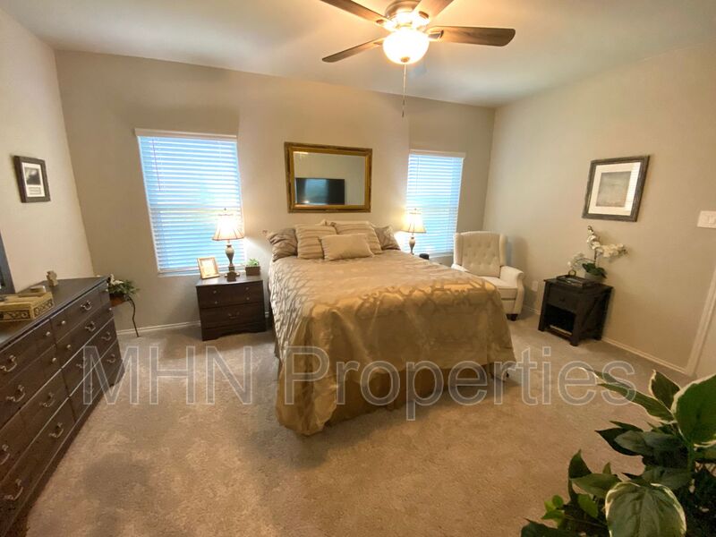 3 bed/2 bath GORGEOUS recently built home home, located in St. Hedwig off I-10! - Photo 18