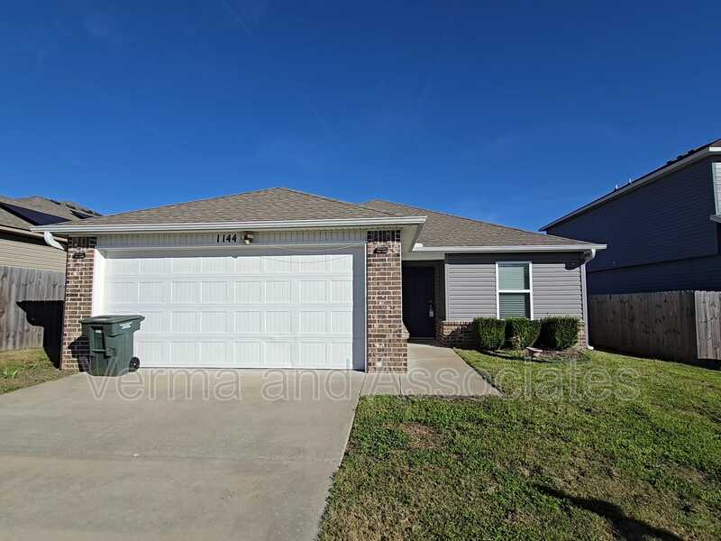 Fayetteville House: 1144 S Jaybird Ln