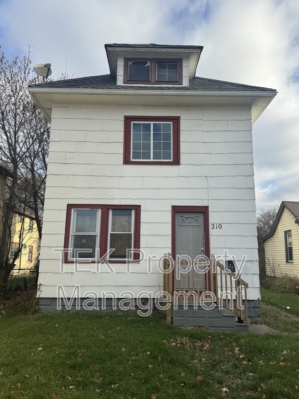 Rochester House: 210 Dewey Avenue