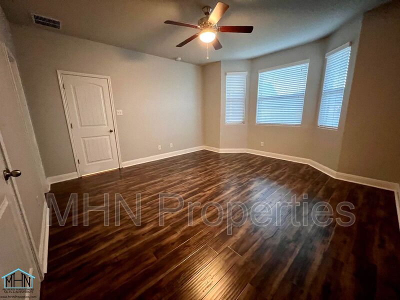 4bed/3.5bath GORGEOUS home, in Converse, with downstairs master + media room, PLUS office! - Photo 14