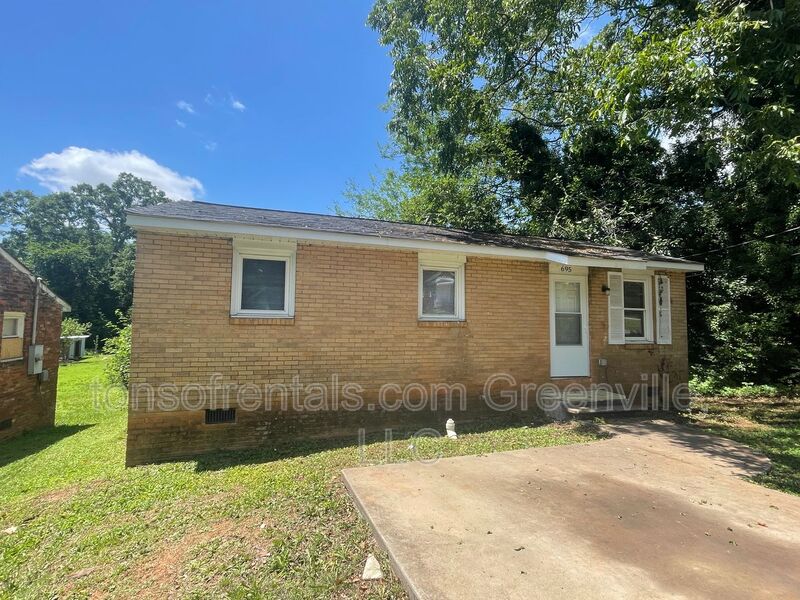 Spartanburg House: 695 Saxon Ave