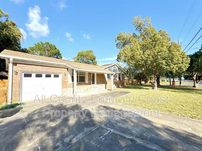 Destin House: 607 4th St