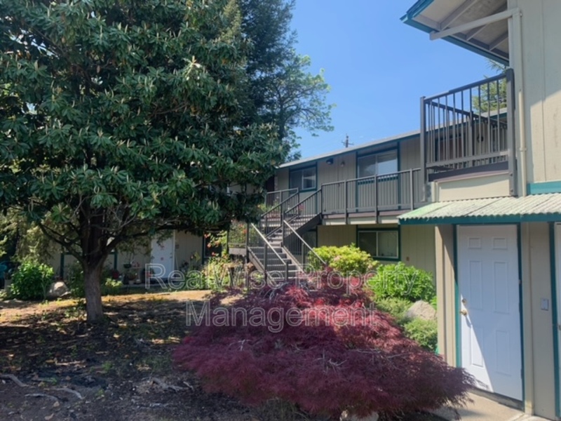 Grants Pass Condo: 507 NE D St