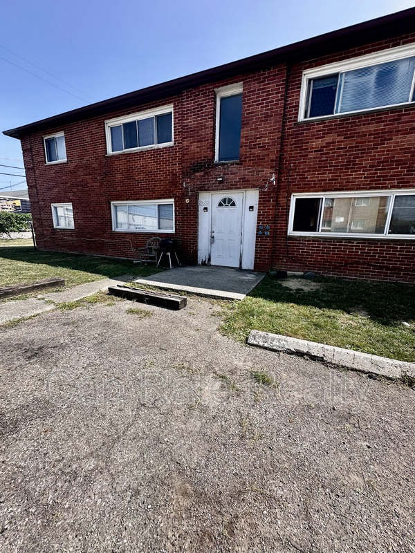 Columbus House: 3632 Cushing Dr