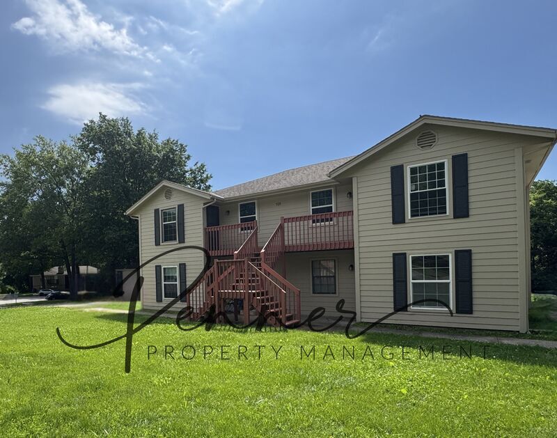 LEE'S SUMMIT House: 705-D NE BALL DR