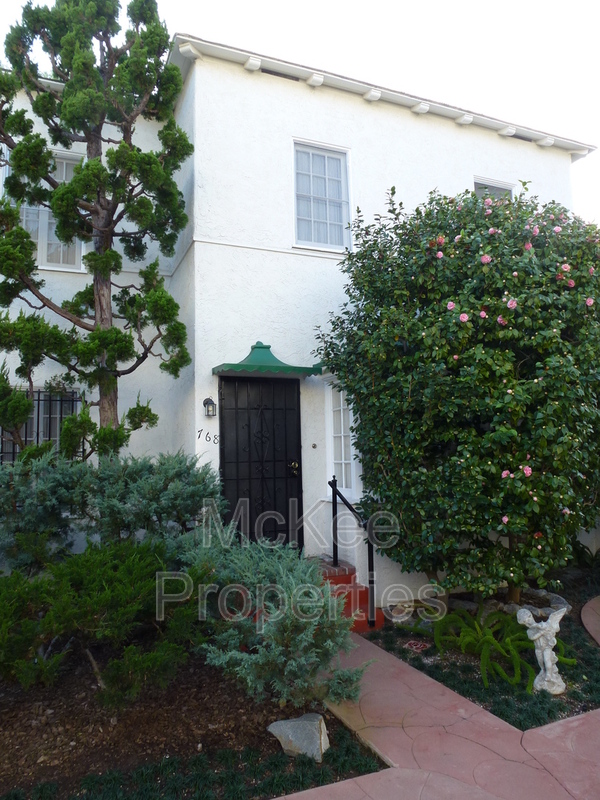 Coronado Condo: 768 D Avenue