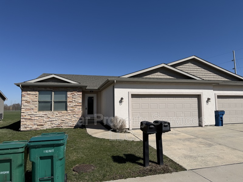 Chatham House: 1218 Hawthorn Ct