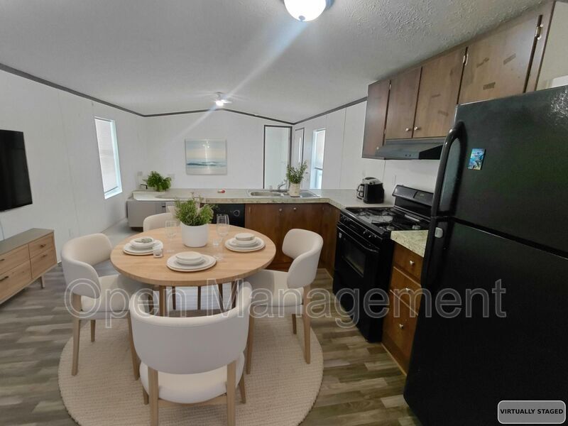 Jackson House: 301 Mantle Ave