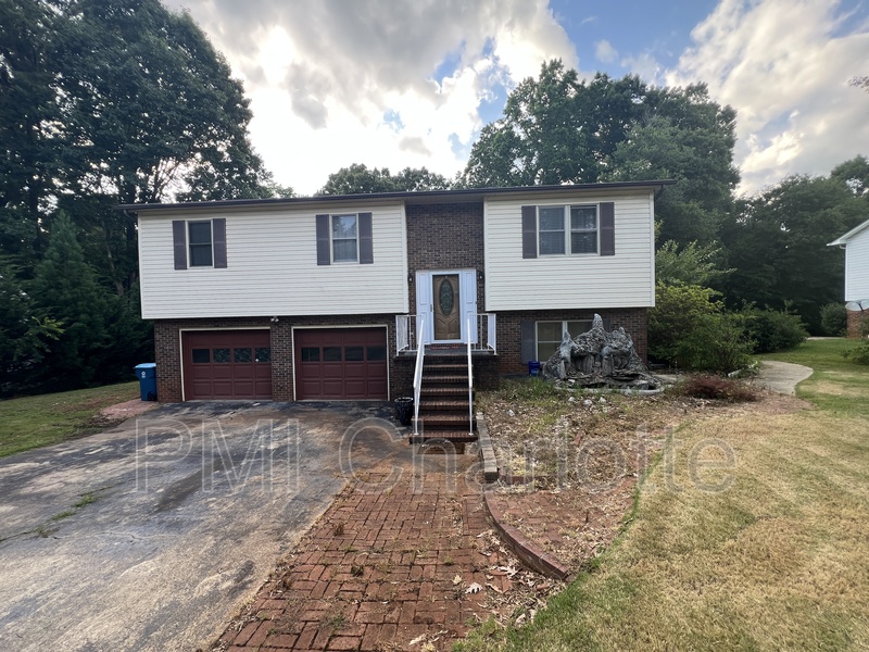 Newton House: 1784 Ashley St
