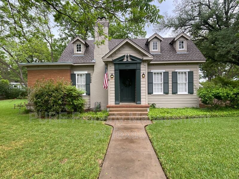 Taylor House: 1307 W Lake Dr