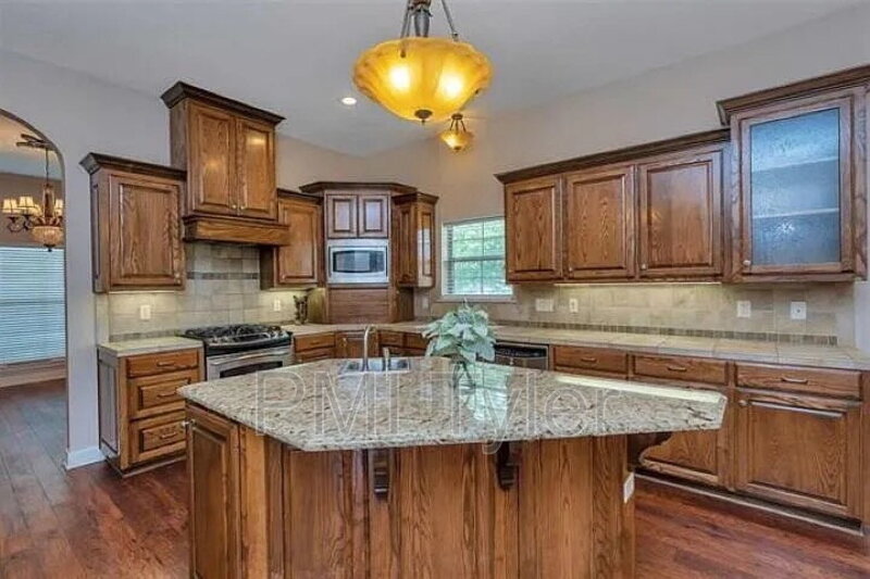 Longview House: 2 Baylee Drive