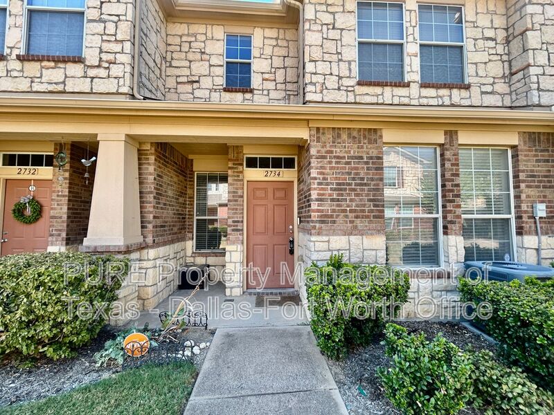 Grand Prairie Townhome: 2734 Hyde Park Drive