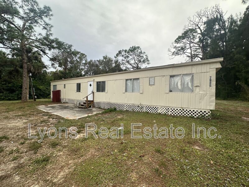 North Fort Myers House: 7886 Breeze Dr.