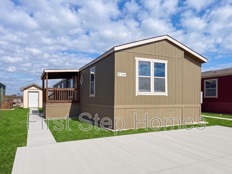 Tyler House: 1104 Tres Picos St