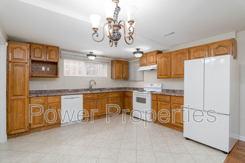 Medicine Hat House: 434 19 St Ne Lower