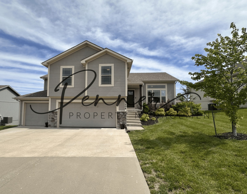 RAYMORE House: 1206 COOPER DR