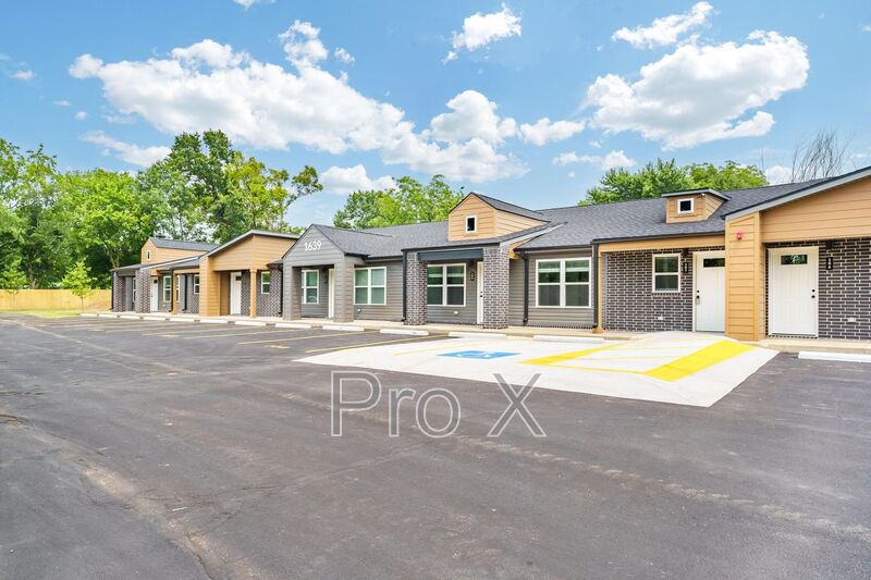 Rogers Condo: 1639 N Arkansas St