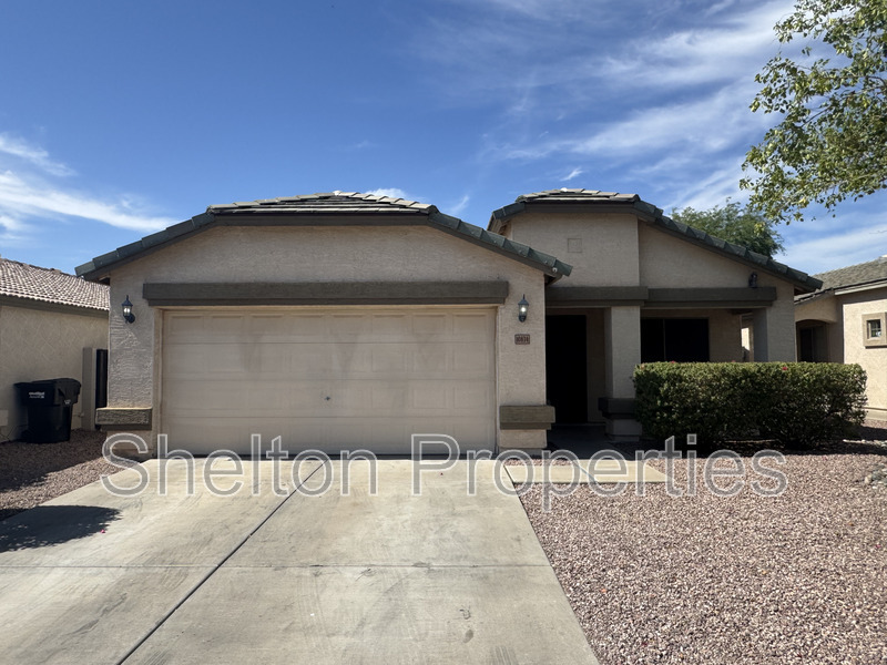 Avondale House: 10834 W Wilshire Dr