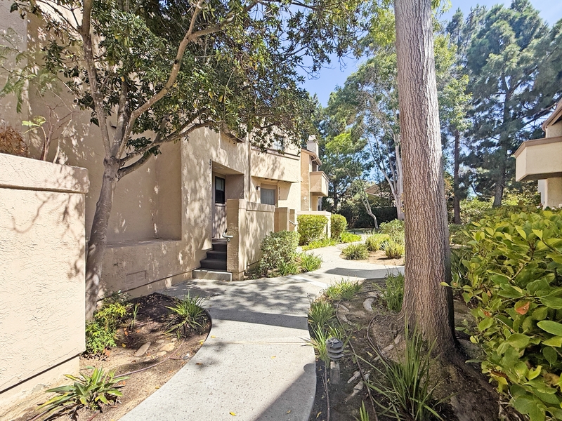 La Jolla Condo: 8443 Via Mallorca #69