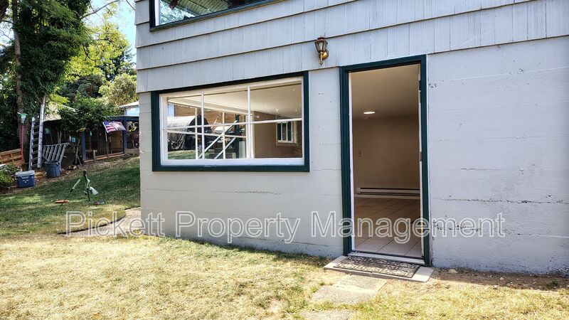 Bremerton Condo: 4121 W D St
