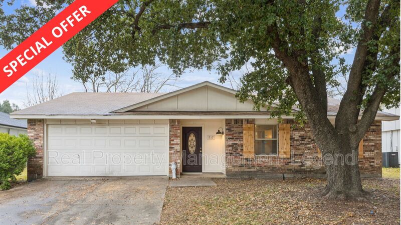 Grand Prairie House: 317 E Grenoble Dr