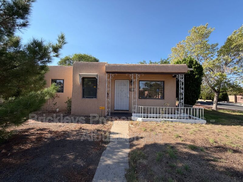 Albuquerque House: 602 Quincy St SE