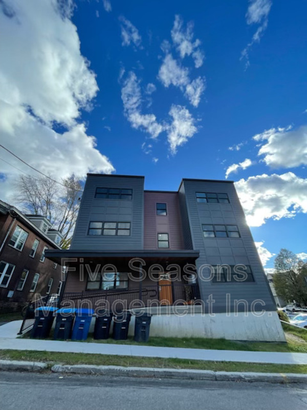 Burlington Condo: 199 King Street - 2