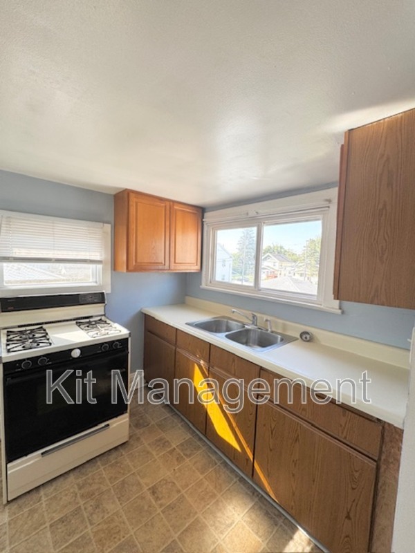 Toledo Condo: 2057 Airport Hwy