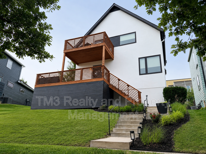 Kansas City House: 2436 Forest Avenue