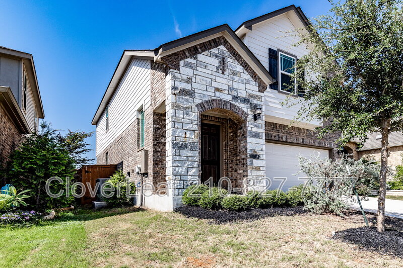 New Braunfels House: 2009 Flametree Ave