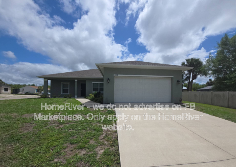 Port Charlotte House: 2208 Corfell St