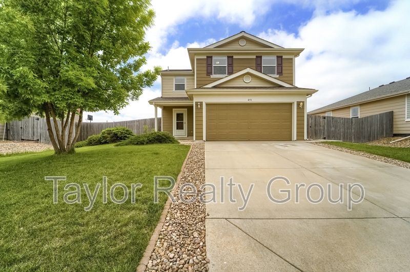 Lochbuie House: 851 Ponderosa Lane