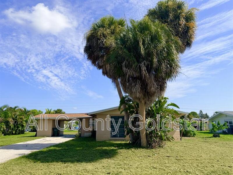 Englewood House: 412 Palm Creek Dr.
