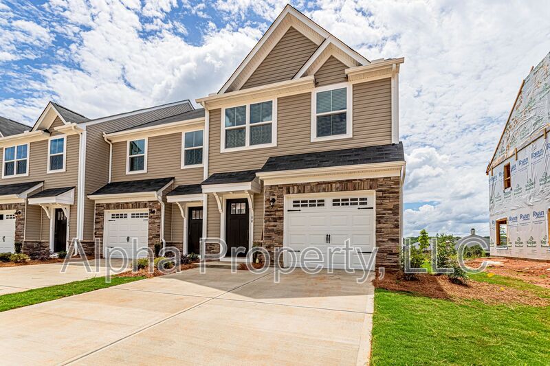 Simpsonville House: 127 Roseridge Dr