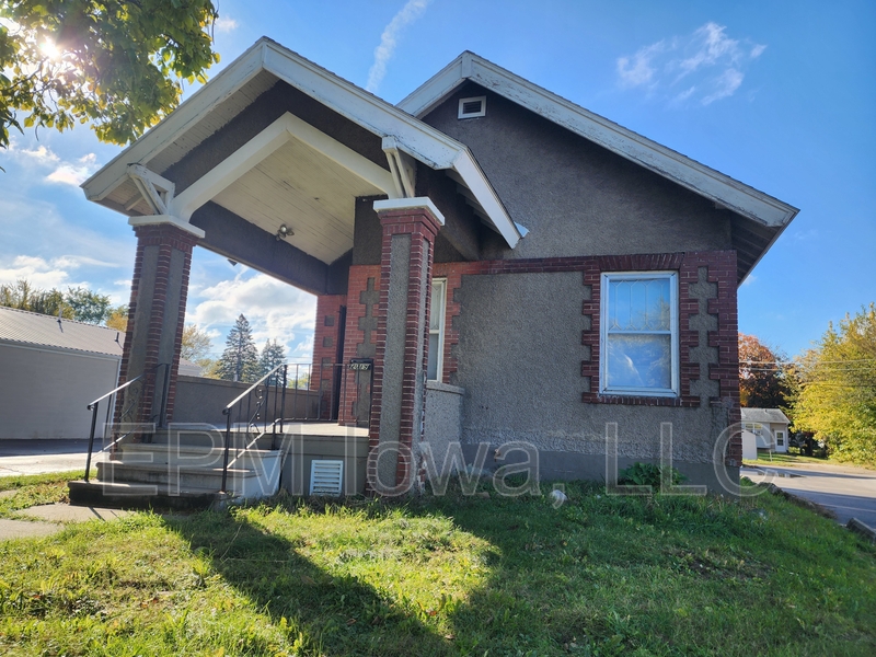 Waterloo House: 2019 Falls Avenue