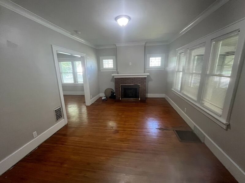 Rochester House: 1066 Bay St