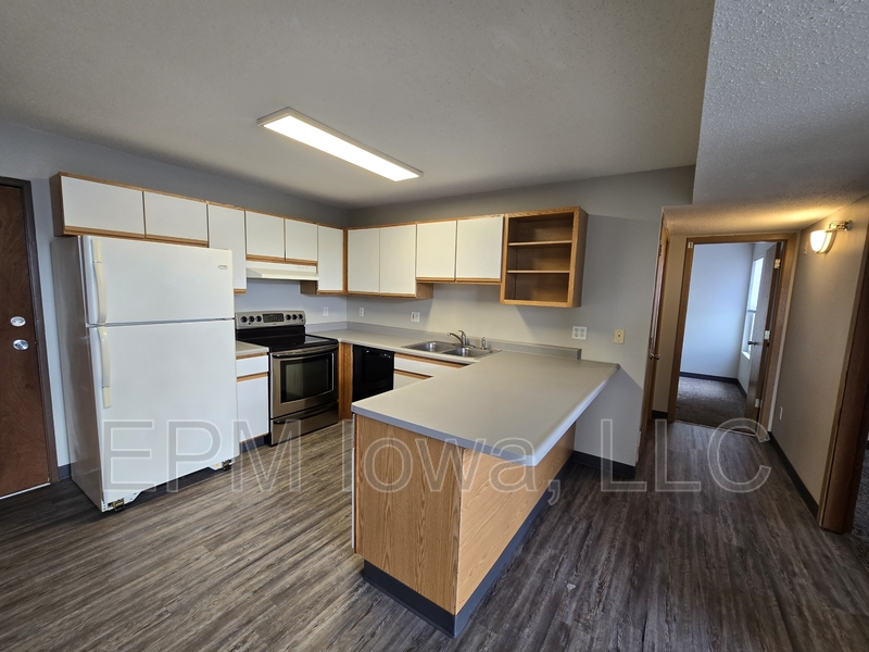 Cedar Rapids House: 60 Miller Avenue Southwest #14